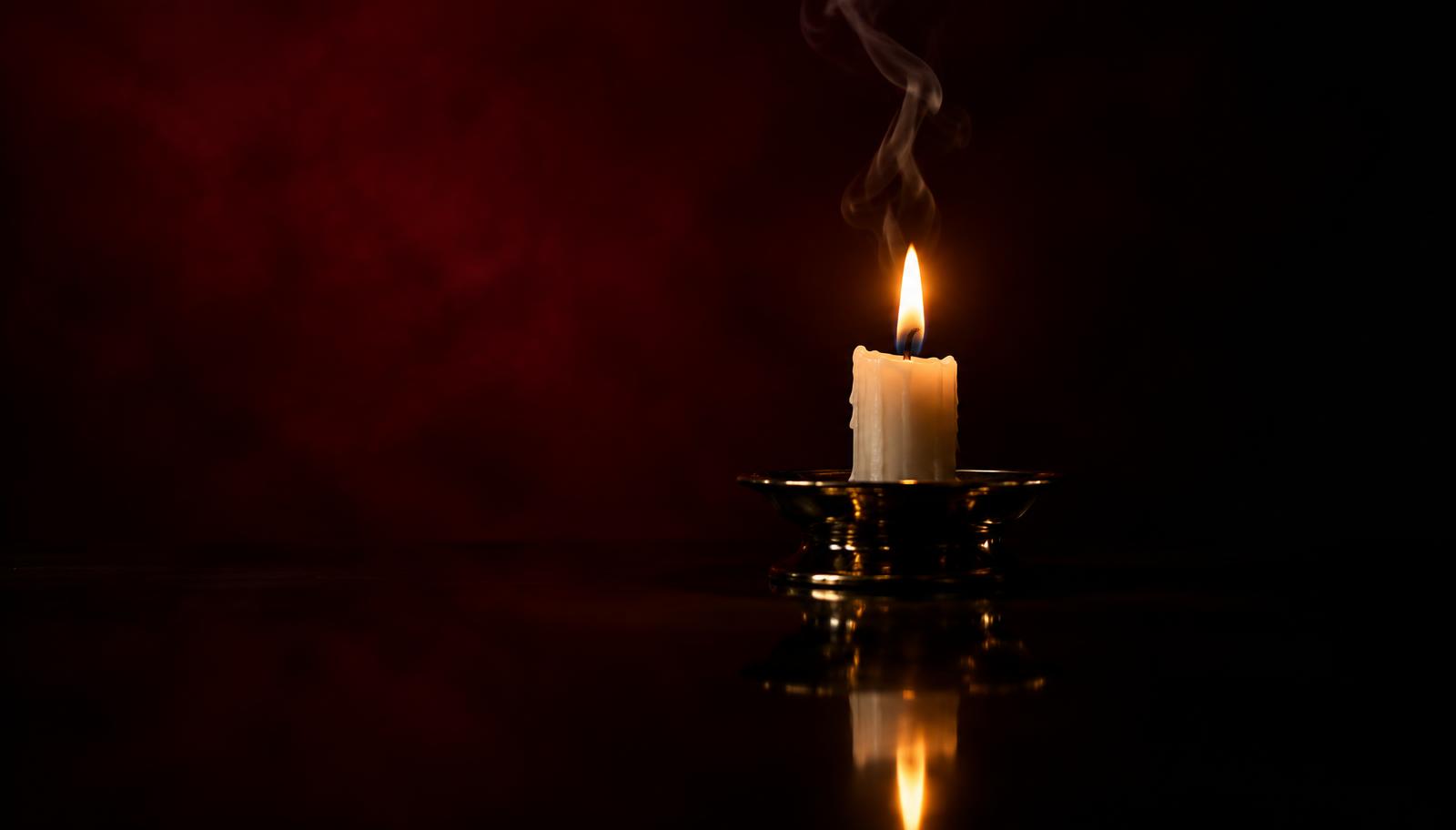 Vela consumiéndose en la oscuridad